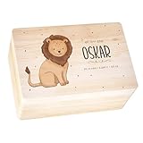 Muckelmeister Erinnerungsbox Baby Personalisiert - 30x20x14cm - UV-Druck - Individuelle Baby Aufbewahrungsbox - tolle Erinnerungskiste aus Holz - Einzigartige Geschenke zur Geburt - Löwe