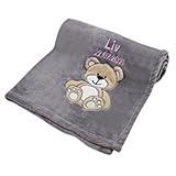 Cozy Racoon Babydecke bestickt mit Namen und Geburtsdatum | Weiche Kuscheldecke für Baby Jungen und Mädchen I Personalisiertes Geschenk zur Taufe, Geburt oder als Erstausstattung I Graue Decke mit Bär