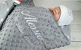 ★ Babydecke mit Namen und Datum Bestickt ★ Minky ★ Baumwolle ★ Füllung ★ (75 x 100 cm, Sterne 2 - Grau) (900106)