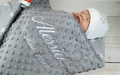 Babydecke mit Namen und Datum bestickt MINKY Baumwolle Füllung (75 x 100 cm, Sterne 2 - Grau) (900106)