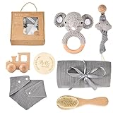 Vusddy Geschenke zur Geburt für Jungen - 7-teiliges personalisiertes Baby Geschenk Set für Neugeborene - mit Baumwoll-Badetücher, Schnullerkette, Rassel, Lätzchen, Haarbürste und Holz-Meilensteinkarte