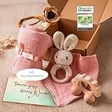 Baby Storch® Baby Geschenk zur Geburt Mädchen, 5-in-1-Set - Musselin Tuch, Lätzchen, Holz Spielzeug, Rassel, Geschenkverpackung