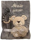 Wuff-Dogsworld Babydecke mit Namen Bestickt + Schnullerband, Geschenk Baby Taufe Geburt (grau)