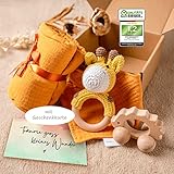 Baby Storch® Baby Geschenk zur Geburt Junge und Mädchen, 5-in-1-Set - Musselin Tuch, Lätzchen, Holz Spielzeug, Rassel, Geschenkverpackung