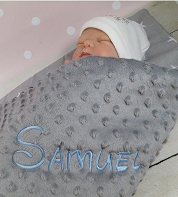 ★ Babydecke mit Namen und Datum bestickt ★ MINKY ★ Baumwolle ★ Füllung ★ (75 x 100 cm, Sterne 2 - Grau) - 