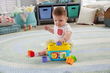 Fisher-Price FFC84 - Babys Erste Bausteine Baby Spielzeug Formensortierspiel mit Spielwürfeln und Eimer zum Verstauen ab 6 Monaten - 2